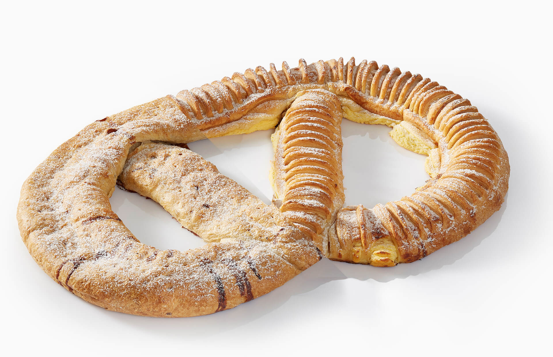 Riesenbrezn halb Apfelstrudel, halb Topfenstrudel