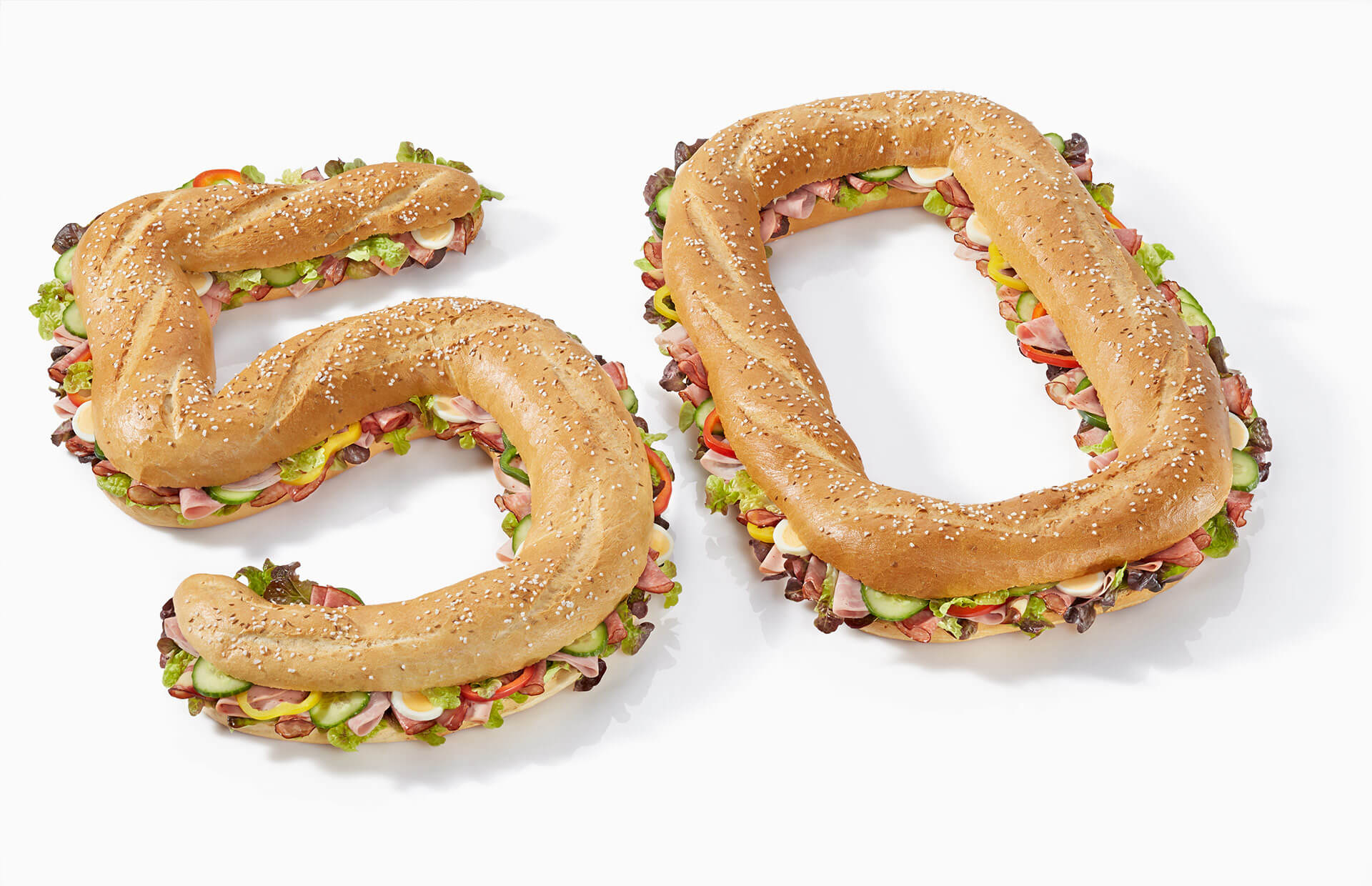 Gefüllte Formbrezn mit Frischkäse-Grundierung, Salat, Gurke, Ei und Paprika